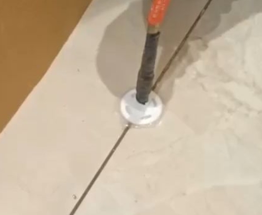 迁西瓷砖空鼓维修公司专业解答瓷砖在铺贴过程中，如果没有涂抹均匀到位的粘结材料（如水泥砂浆或瓷砖胶），可能会导致以下问题