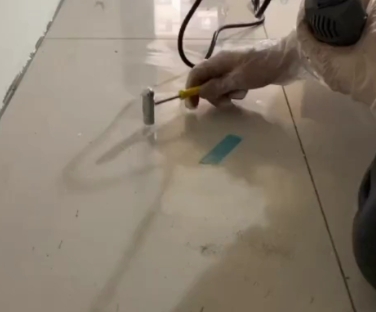 迁西瓷砖开裂维修公司专业分享瓷砖在铺贴前如果没有沥干水分，将会导致以下问题