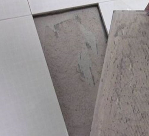 迁西瓷砖空鼓维修公司分享瓷砖铺贴时如果打浆（即涂抹在瓷砖背面和基层上的砂浆或瓷砖胶）过少，会带来以下问题